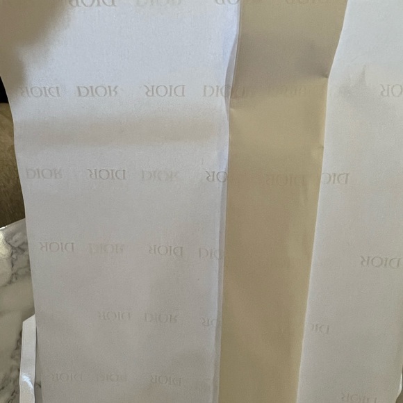 Small Dior box w/ Dior paper, dust bag, ribbon, star & cert. of quality card - Picture 6 of 7